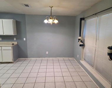 900 Naomi Lane - Photo Thumbnail 6