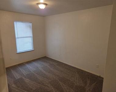 900 Naomi Lane - Photo Thumbnail 11