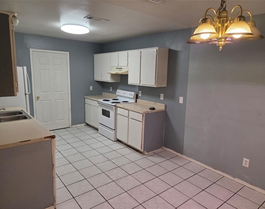 900 Naomi Lane - Photo Thumbnail 7