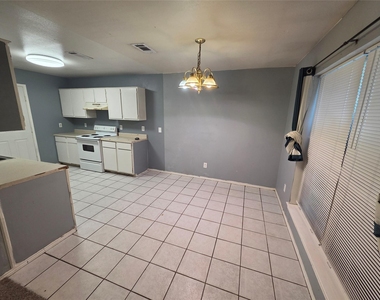 900 Naomi Lane - Photo Thumbnail 5