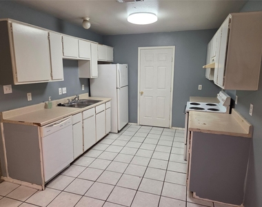 900 Naomi Lane - Photo Thumbnail 8