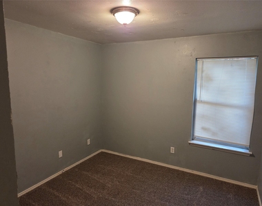 900 Naomi Lane - Photo Thumbnail 9