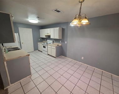 900 Naomi Lane - Photo Thumbnail 1