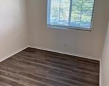 802 S 5th Street - Photo Thumbnail 6