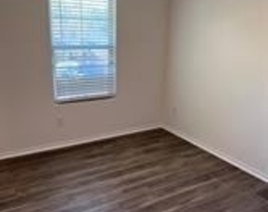 802 S 5th Street - Photo Thumbnail 5