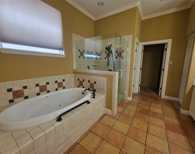 4204 Bluff View Drive - Photo Thumbnail 10