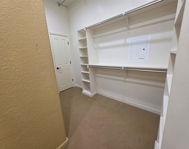 4204 Bluff View Drive - Photo Thumbnail 11