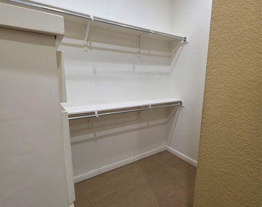 4204 Bluff View Drive - Photo Thumbnail 12