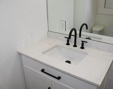 5632 Willis Avenue - Photo Thumbnail 8