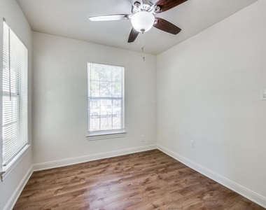 3902 Kenilworth Street - Photo Thumbnail 13