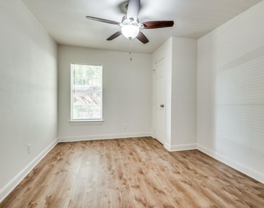 3902 Kenilworth Street - Photo Thumbnail 8