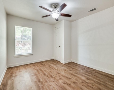 3902 Kenilworth Street - Photo Thumbnail 6