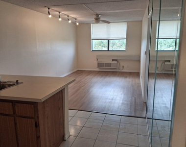 2401 Riverside Drive - Photo Thumbnail 3