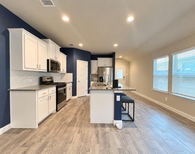 606 Capstone Circle - Photo Thumbnail 6