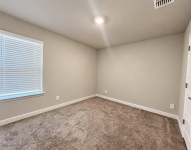 606 Capstone Circle - Photo Thumbnail 14