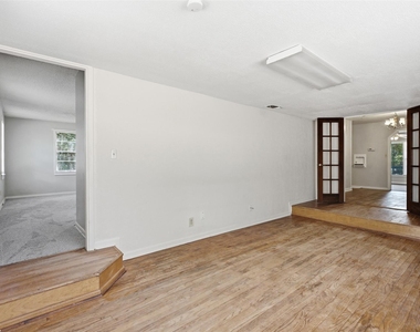 809 S Brazos Street - Photo Thumbnail 5