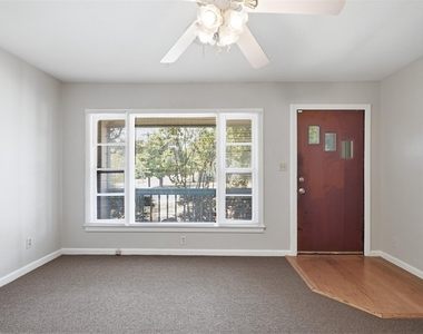 809 S Brazos Street - Photo Thumbnail 3