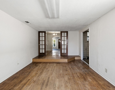 809 S Brazos Street - Photo Thumbnail 6