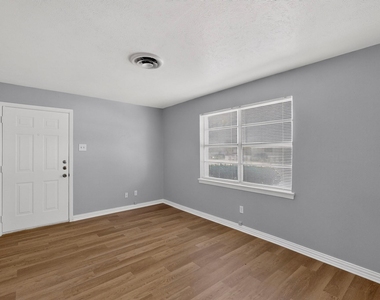 222 W Union Bower Road - Photo Thumbnail 4