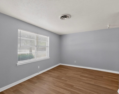 222 W Union Bower Road - Photo Thumbnail 5