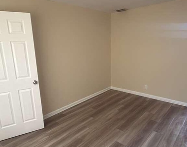 3722 Henry Avenue - Photo Thumbnail 10