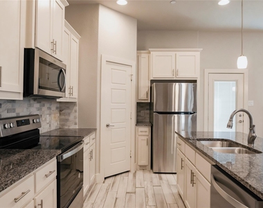 825 Eaglescliffe Landing - Photo Thumbnail 3