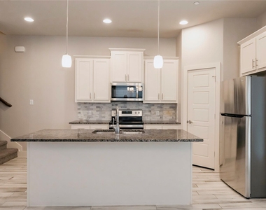 825 Eaglescliffe Landing - Photo Thumbnail 2
