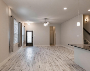 825 Eaglescliffe Landing - Photo Thumbnail 9