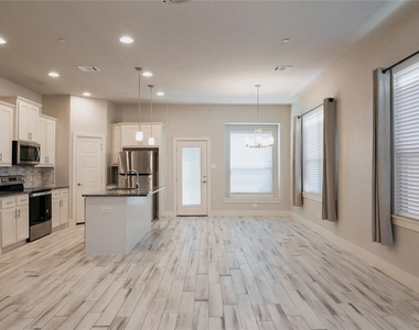 825 Eaglescliffe Landing - Photo Thumbnail 1