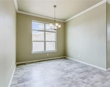 1318 Lauren Lane - Photo Thumbnail 5