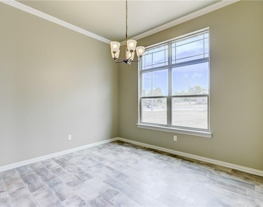 1318 Lauren Lane - Photo Thumbnail 6