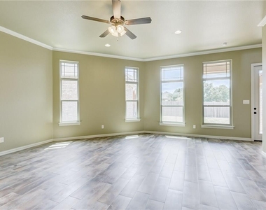 1318 Lauren Lane - Photo Thumbnail 9