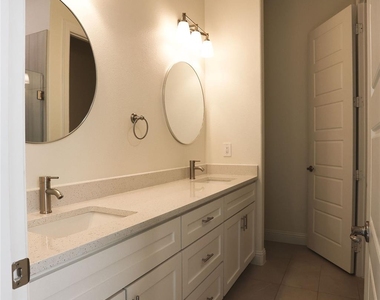 917 E Tucker Street - Photo Thumbnail 10