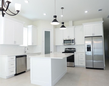 917 E Tucker Street - Photo Thumbnail 2