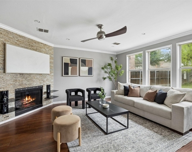 320 Mesa Verde Way - Photo Thumbnail 8