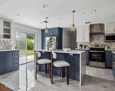 320 Mesa Verde Way - Photo Thumbnail 12