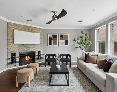 320 Mesa Verde Way - Photo Thumbnail 9