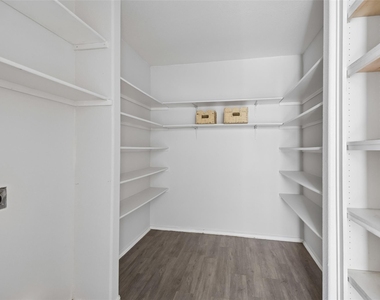 320 Mesa Verde Way - Photo Thumbnail 17