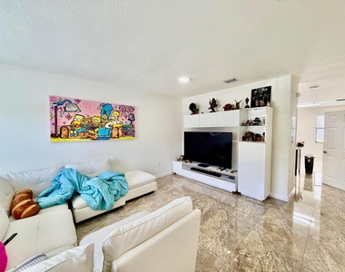 10490 W 33rd Way - Photo Thumbnail 3