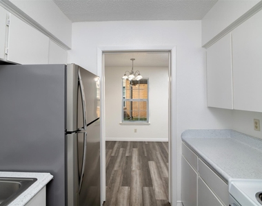 7054 Glenview Drive - Photo Thumbnail 5