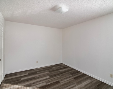 7054 Glenview Drive - Photo Thumbnail 8
