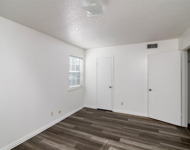7054 Glenview Drive - Photo Thumbnail 9