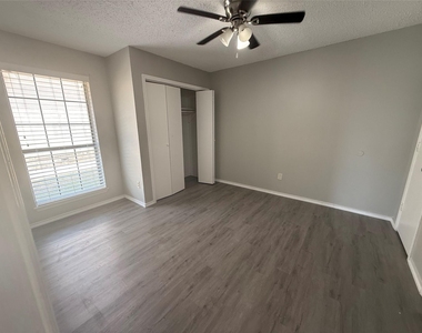 111 Peachtree Court - Photo Thumbnail 5