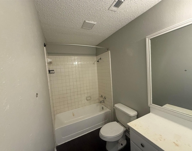 111 Peachtree Court - Photo Thumbnail 9