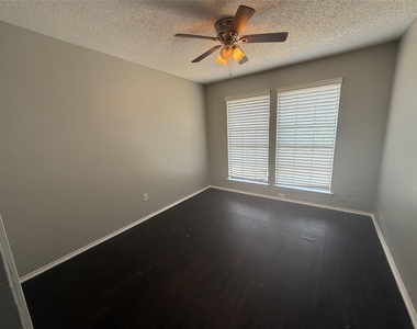 111 Peachtree Court - Photo Thumbnail 8