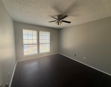 111 Peachtree Court - Photo Thumbnail 10