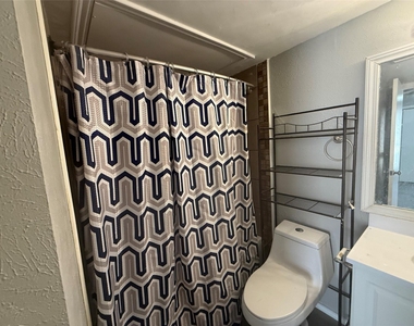 111 Peachtree Court - Photo Thumbnail 6