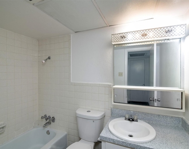 7030 Glenview Drive - Photo Thumbnail 10