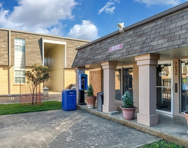 7030 Glenview Drive - Photo Thumbnail 13