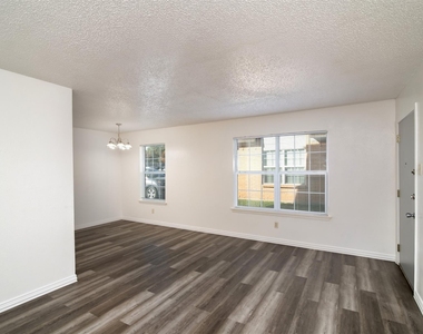 7030 Glenview Drive - Photo Thumbnail 7